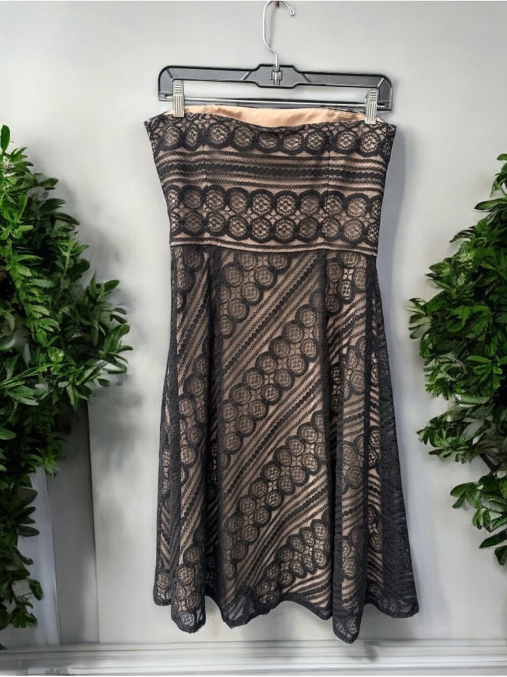 Ann Taylor LOFT Black and Nude Strapless Lace Dress Size 4 - Picture 3 of 3